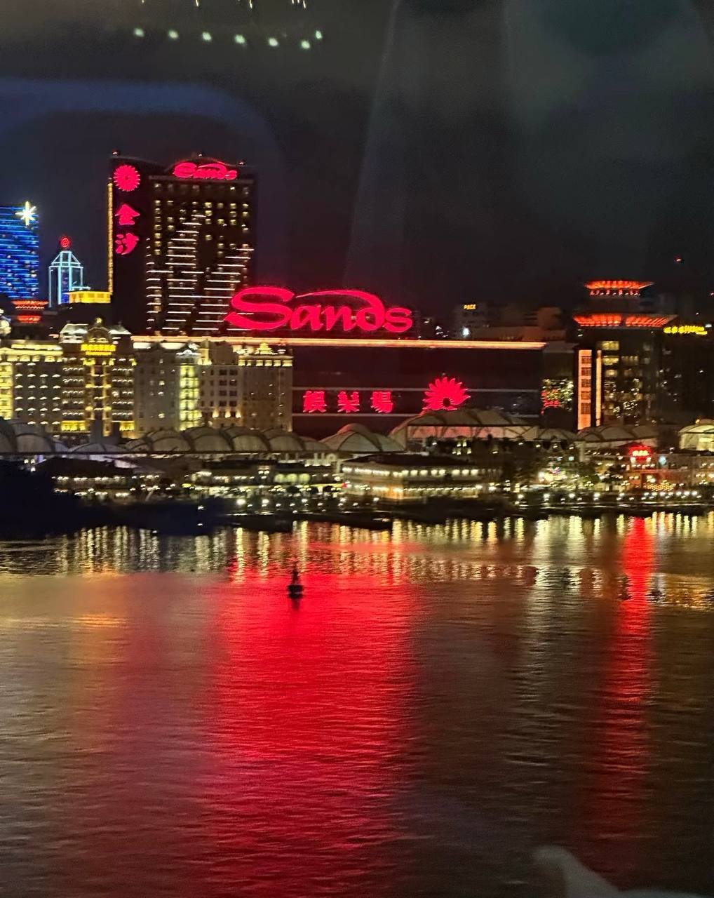 城市水岸夜景